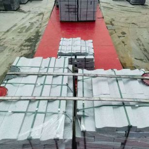 威海 芝麻白仿形加直形路沿石出货日常