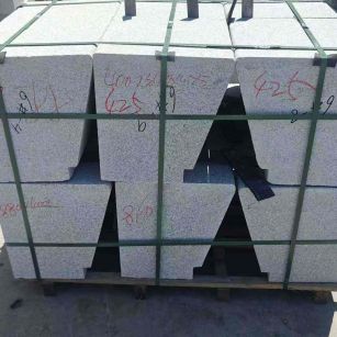 威海 芝麻白异形坐凳，石凳