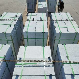 威海 芝麻白花岗岩5公分地铺石 花岗岩厂家工厂装车日常