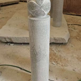 威海 芝麻白花岗岩石材挡车石柱、停车柱、圆柱挡车柱、方柱挡车柱等