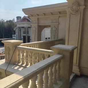 威海 黄金麻别墅外墙干挂雕花配合阳台栏杆花瓶柱