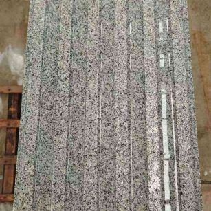 威海 芝麻白花岗岩荔枝面雕刻盲道，盲条