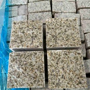 威海 黄金麻花岗岩自然面小方块，弹石，马蹄石等