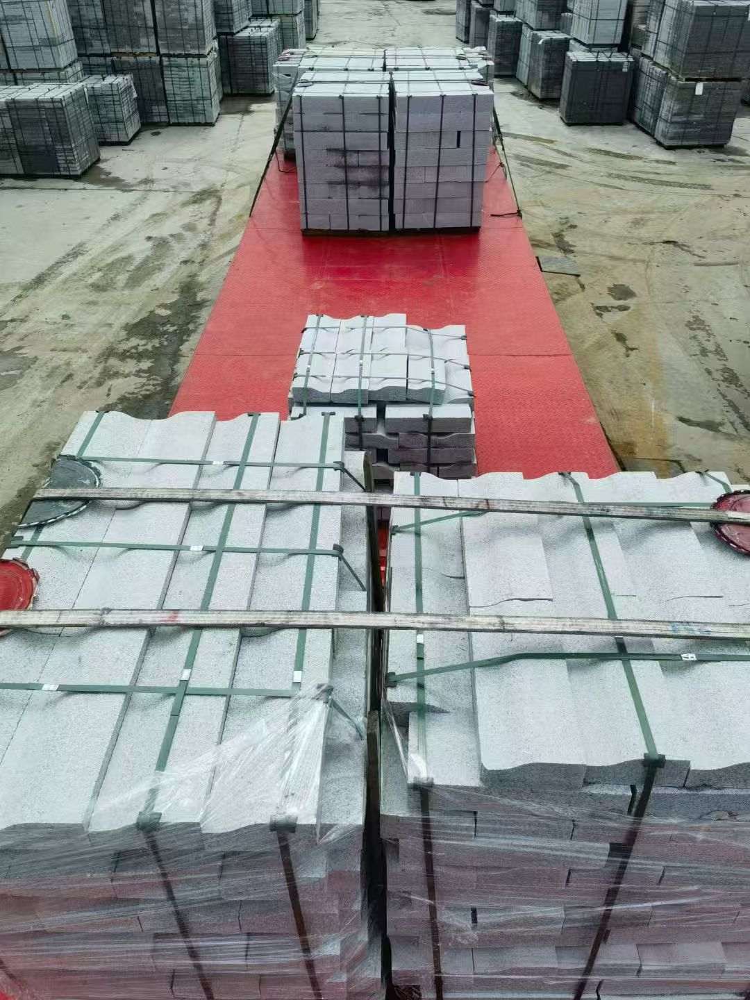 威海 芝麻白仿形加直形路沿石出货日常