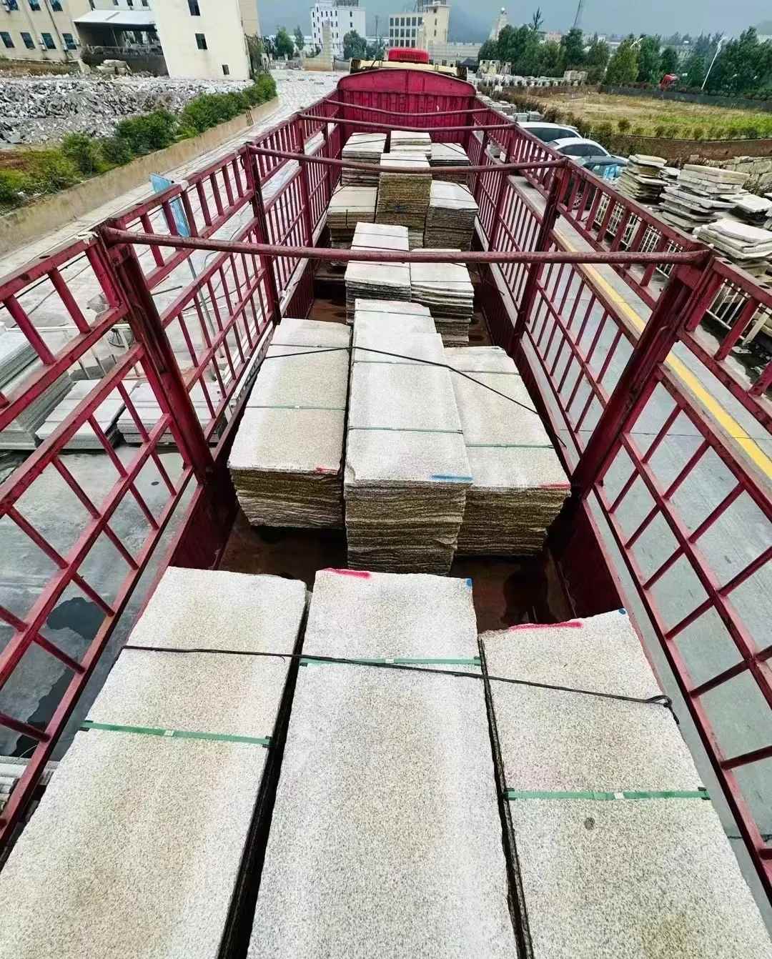 威海 黄金麻花岗岩荔枝面，光面毛板装车完成