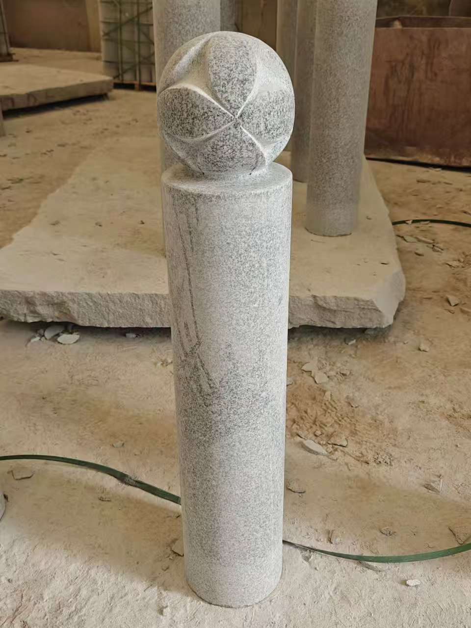 威海 芝麻白花岗岩石材挡车石柱、停车柱、圆柱挡车柱、方柱挡车柱等