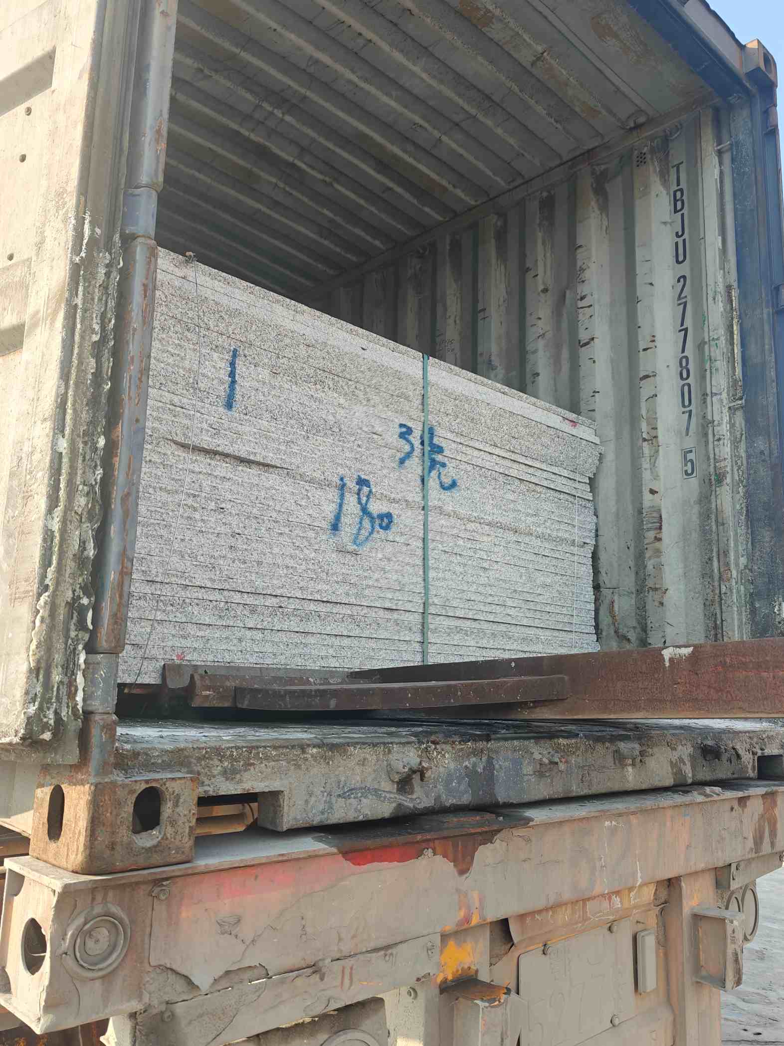 威海 芝麻白花岗岩石材3.0公分光面毛板装柜出货