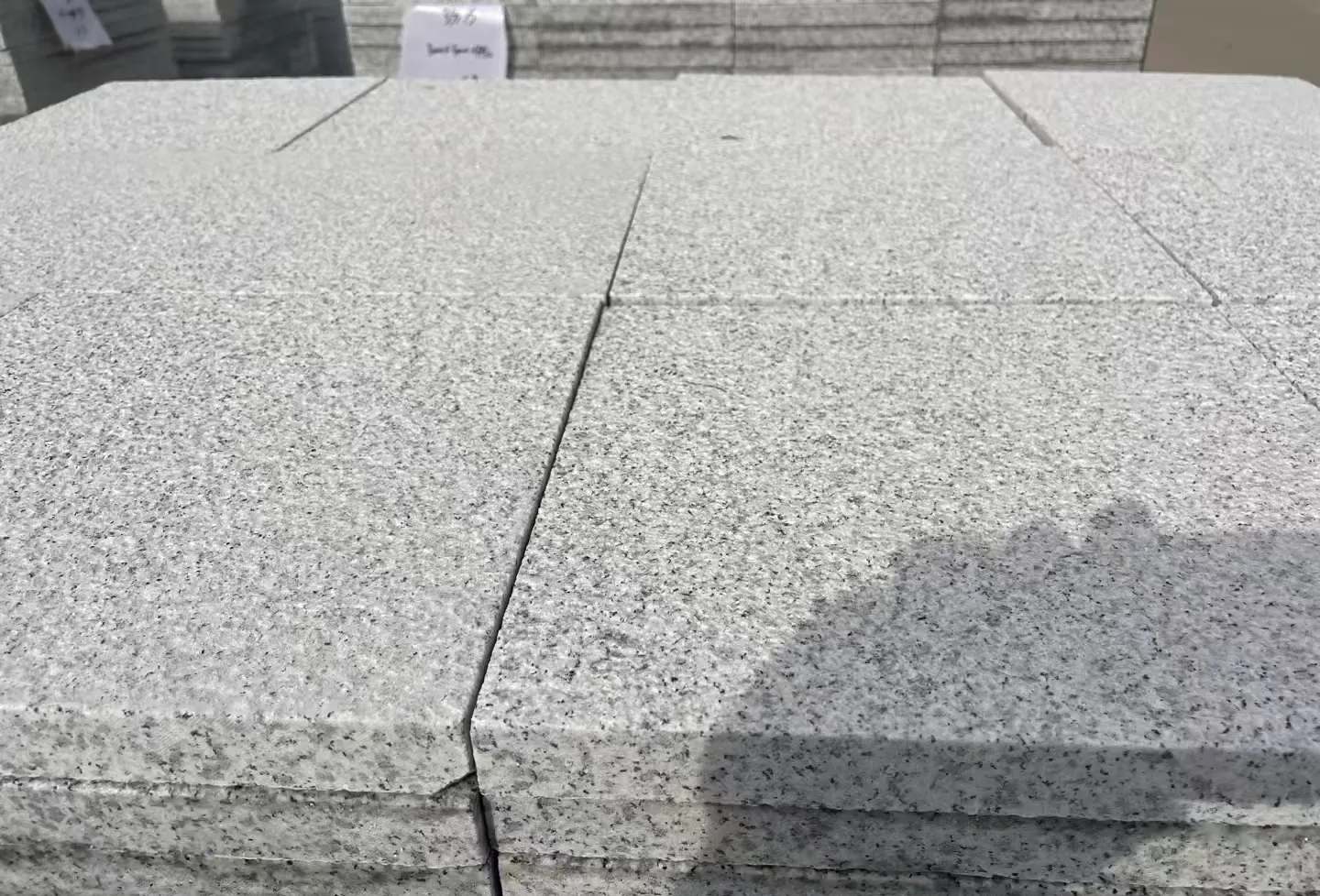 威海 白麻花岗岩石材推荐 荔枝面地铺石