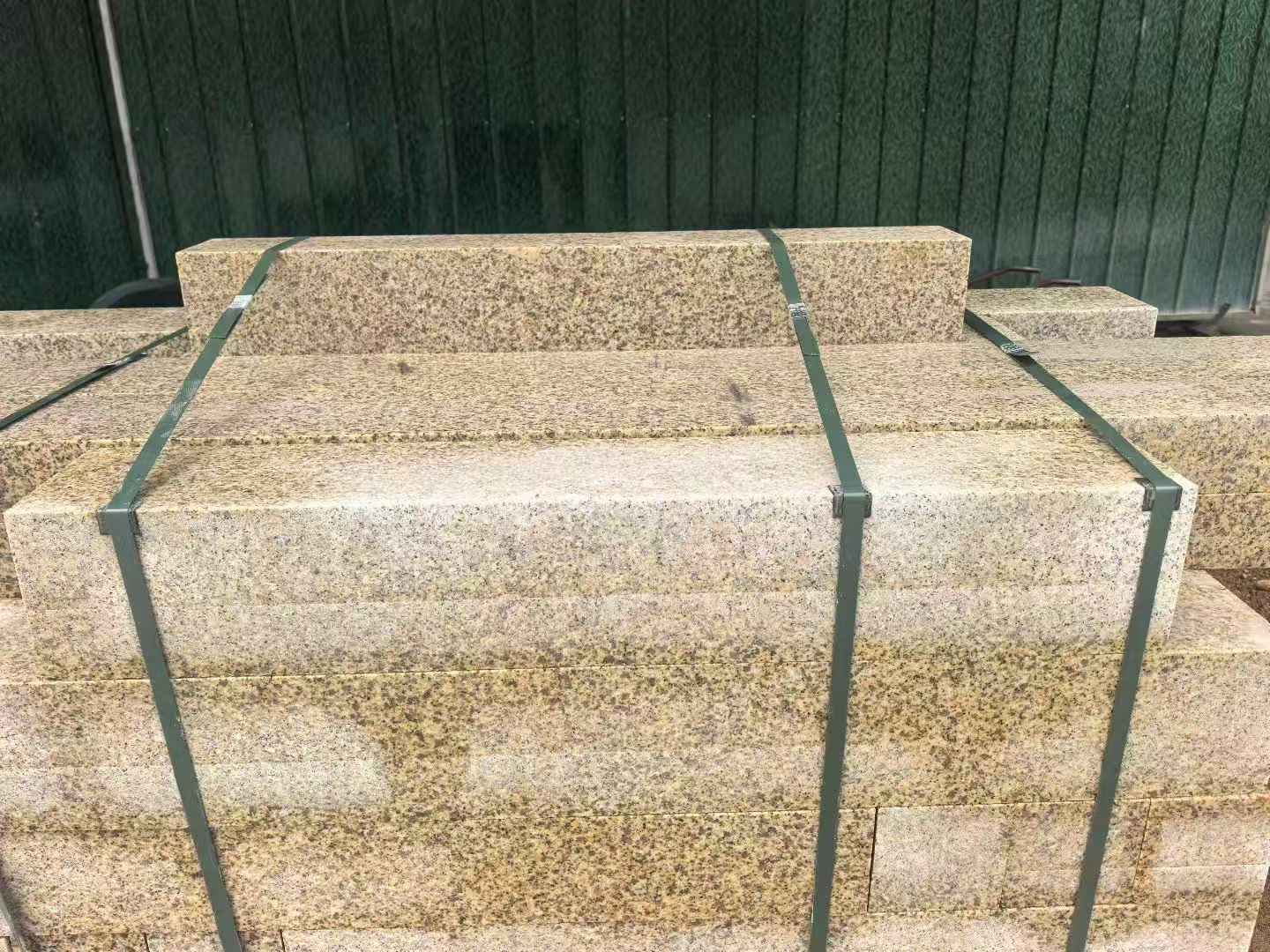 威海 黄金麻花岗岩石材机切面栏杆料半成品