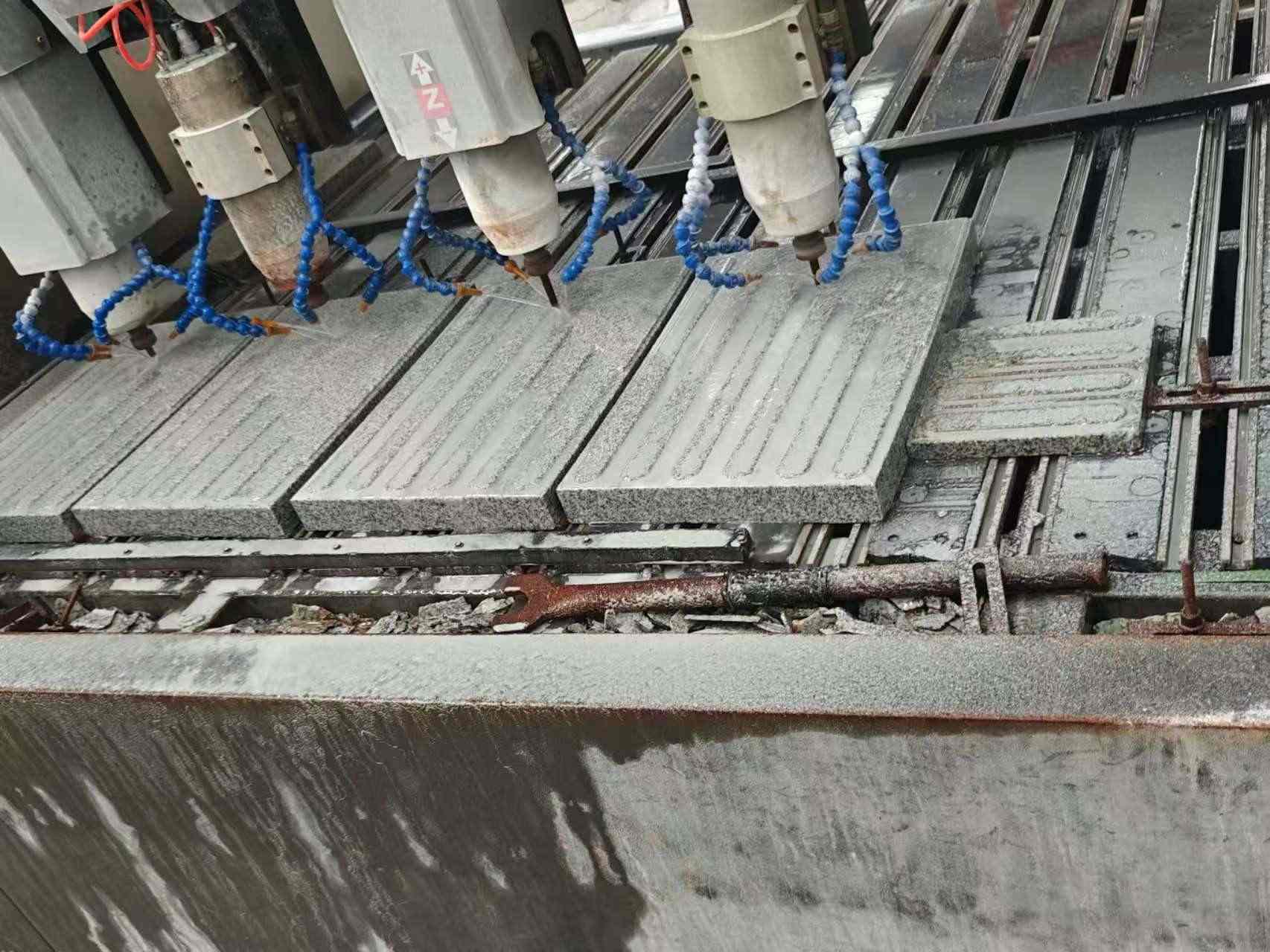 威海 芝麻白花岗岩荔枝面盲道雕刻