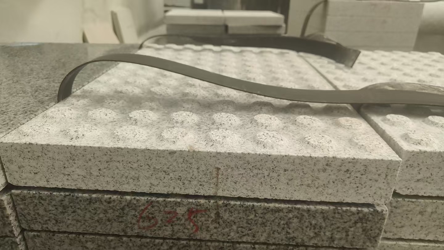 威海 芝麻白花岗岩6.0公分荔枝面五轴加工雕刻盲点