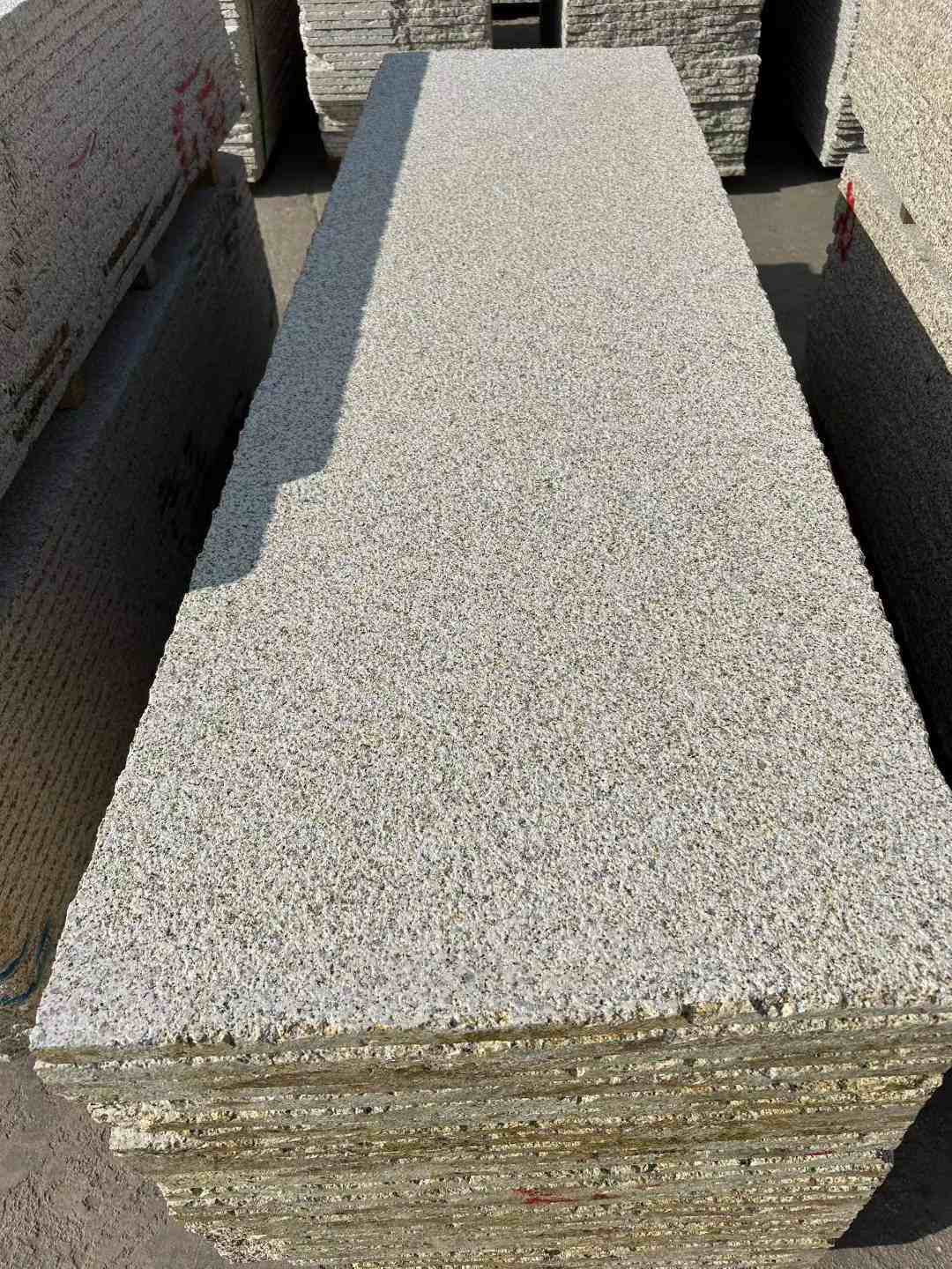 威海 黄金麻花岗岩荔枝面毛板，半成品