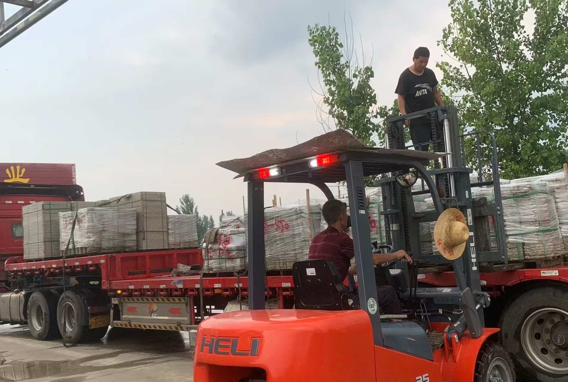 威海 黄金麻冰裂纹，地铺石装车