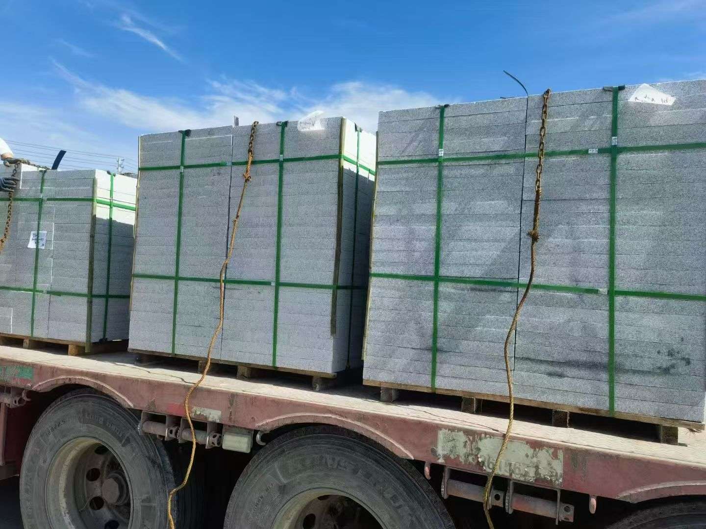 威海 芝麻白花岗岩地铺石装车日常