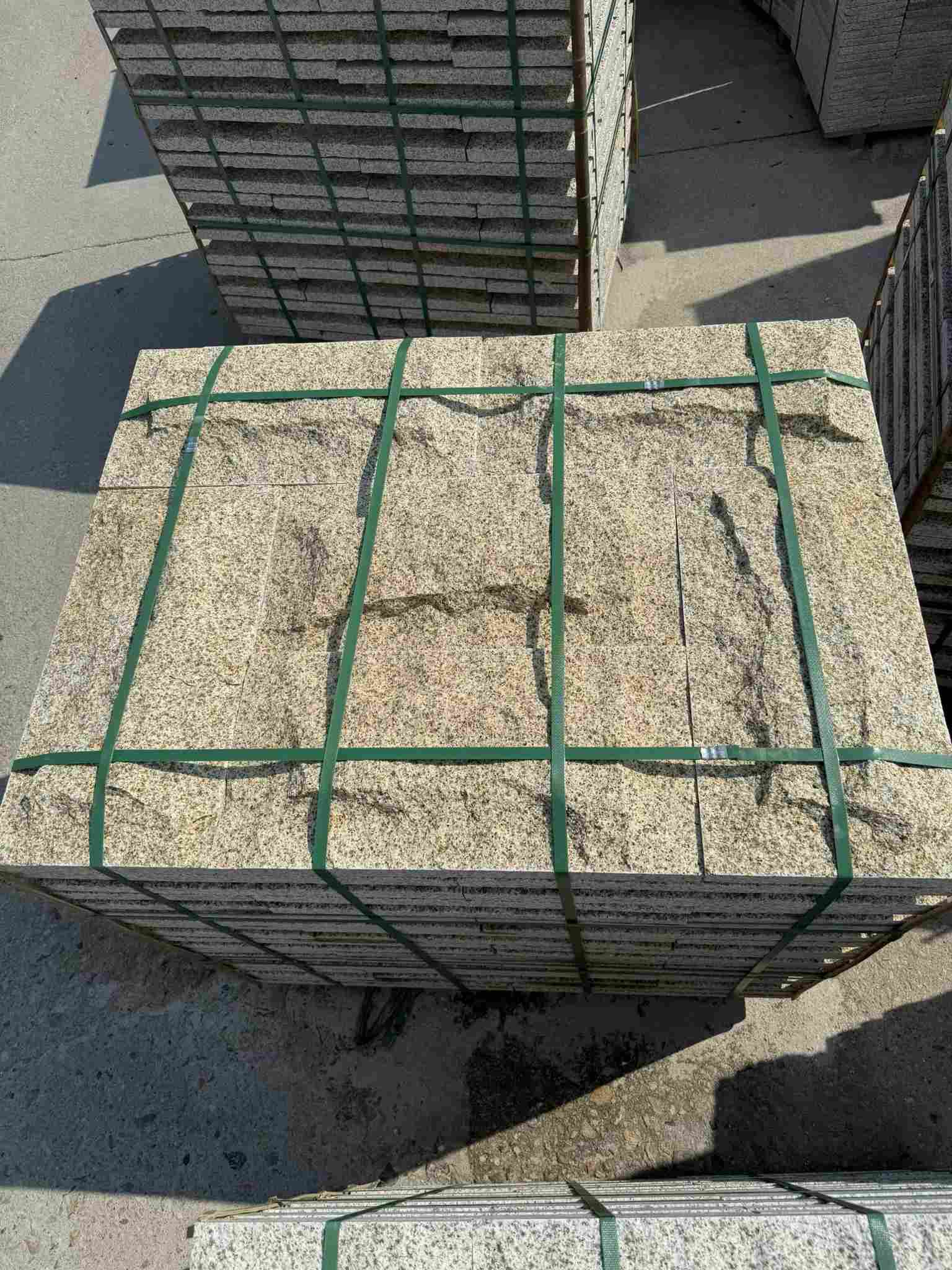 威海 黄金麻花岗岩石材自然面蘑菇石成品