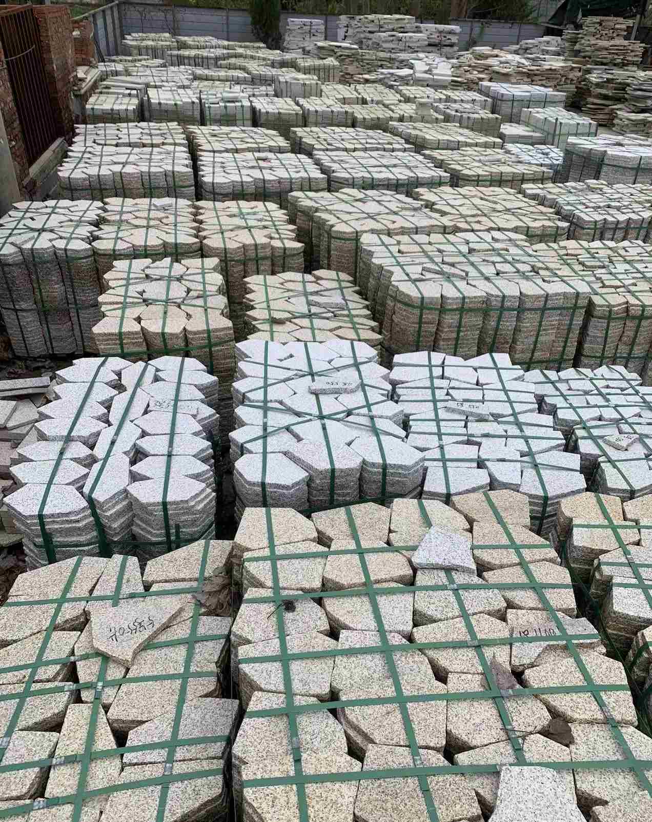 威海 黄金麻白麻花岗岩荔枝面地铺石(冰裂纹)