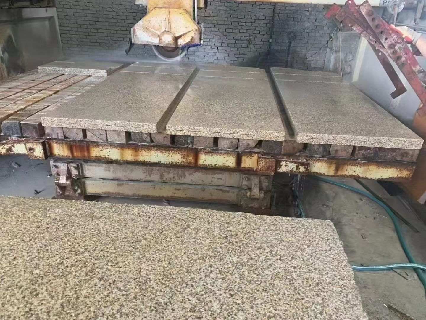 威海 黄金麻荔枝面成品板加工