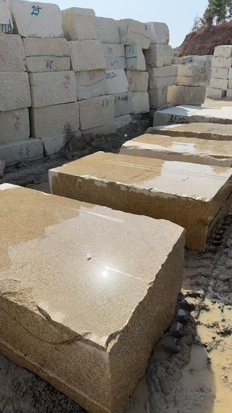 威海 黄金麻方料堆场洗料分选中，原材料充足