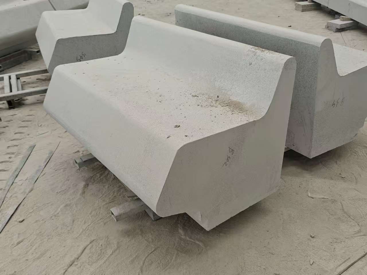 威海 芝麻白花岗岩异形坐凳，石凳