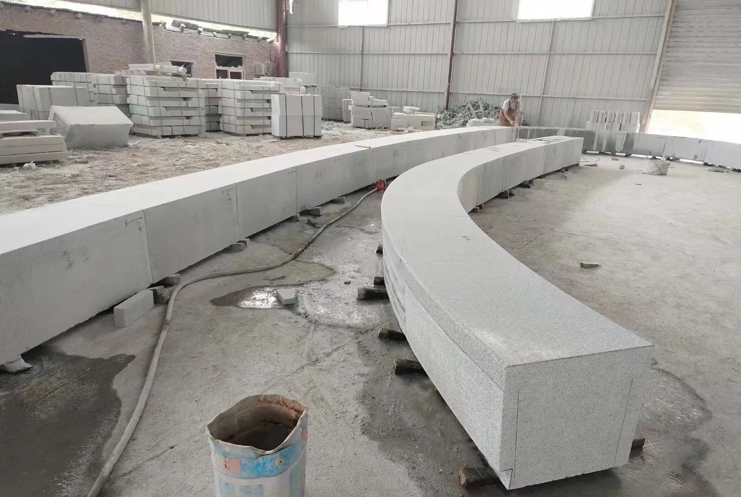 威海芝麻白花岗岩石板材 园林光面弧形坐凳