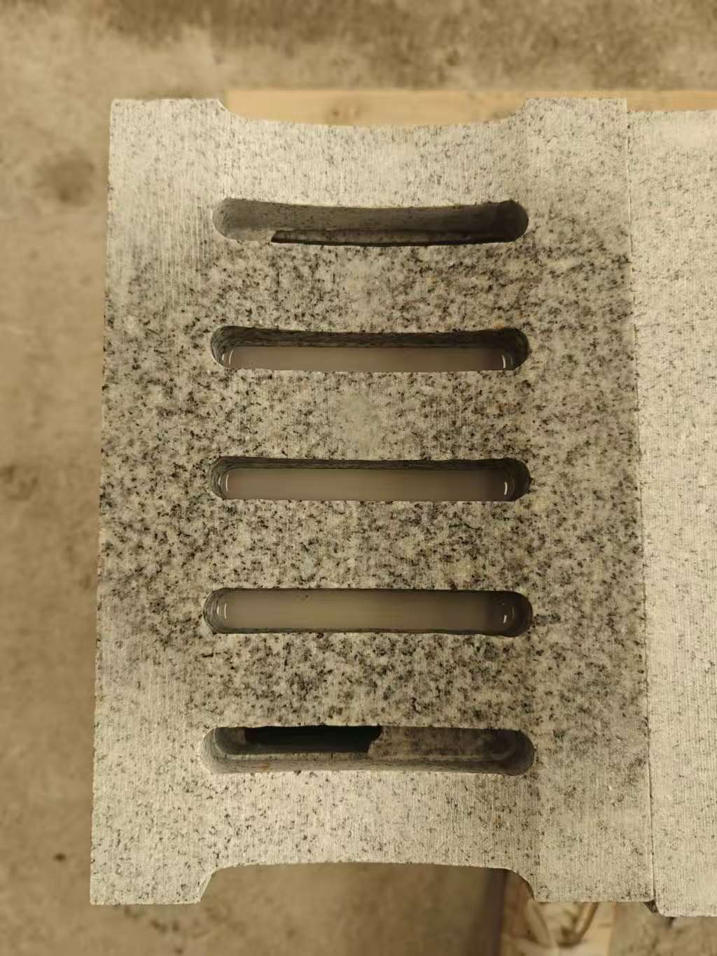 威海 芝麻白拉丝面花岗岩U型开槽排水槽