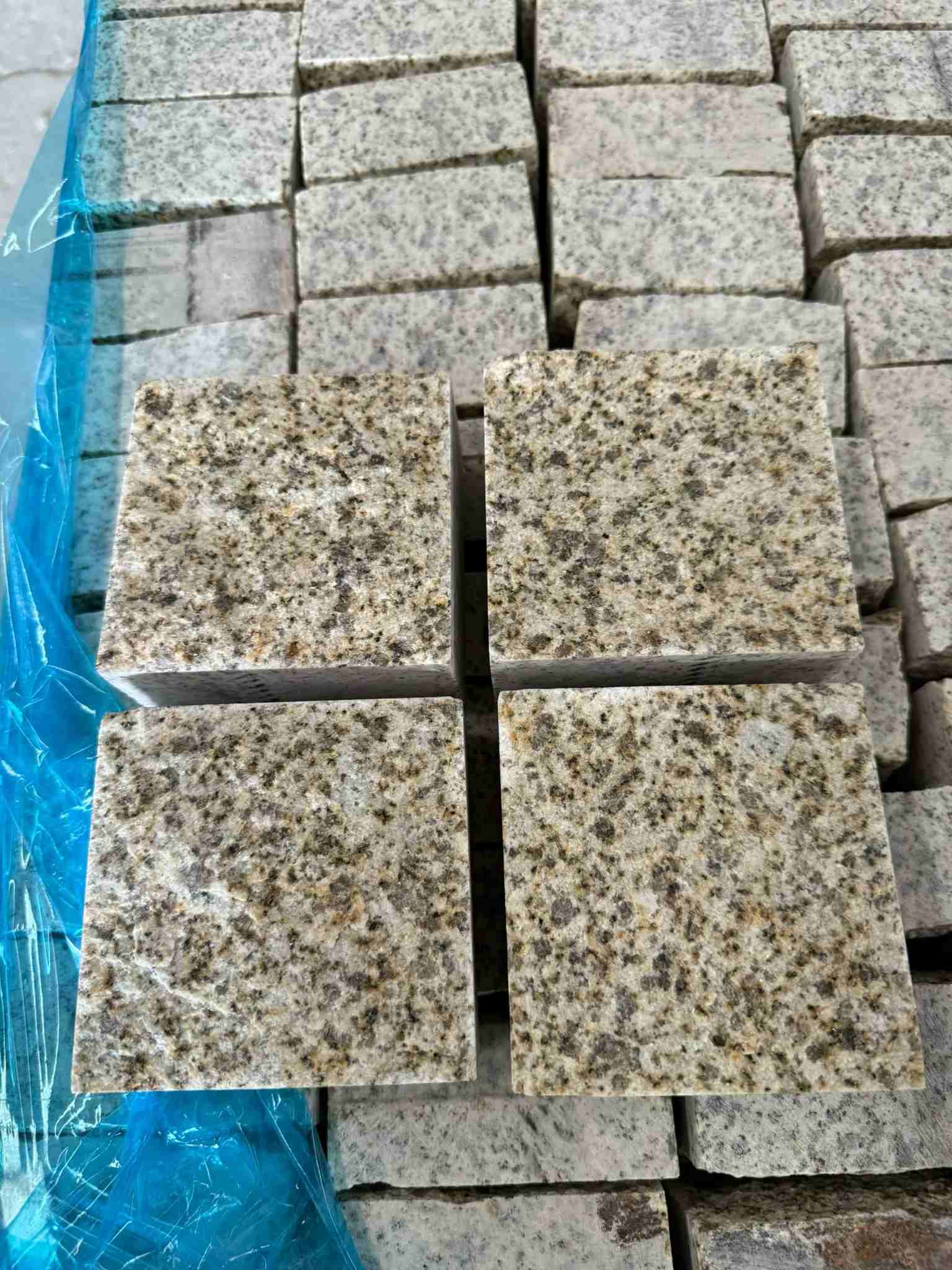 威海 黄金麻花岗岩自然面小方块，弹石，马蹄石等