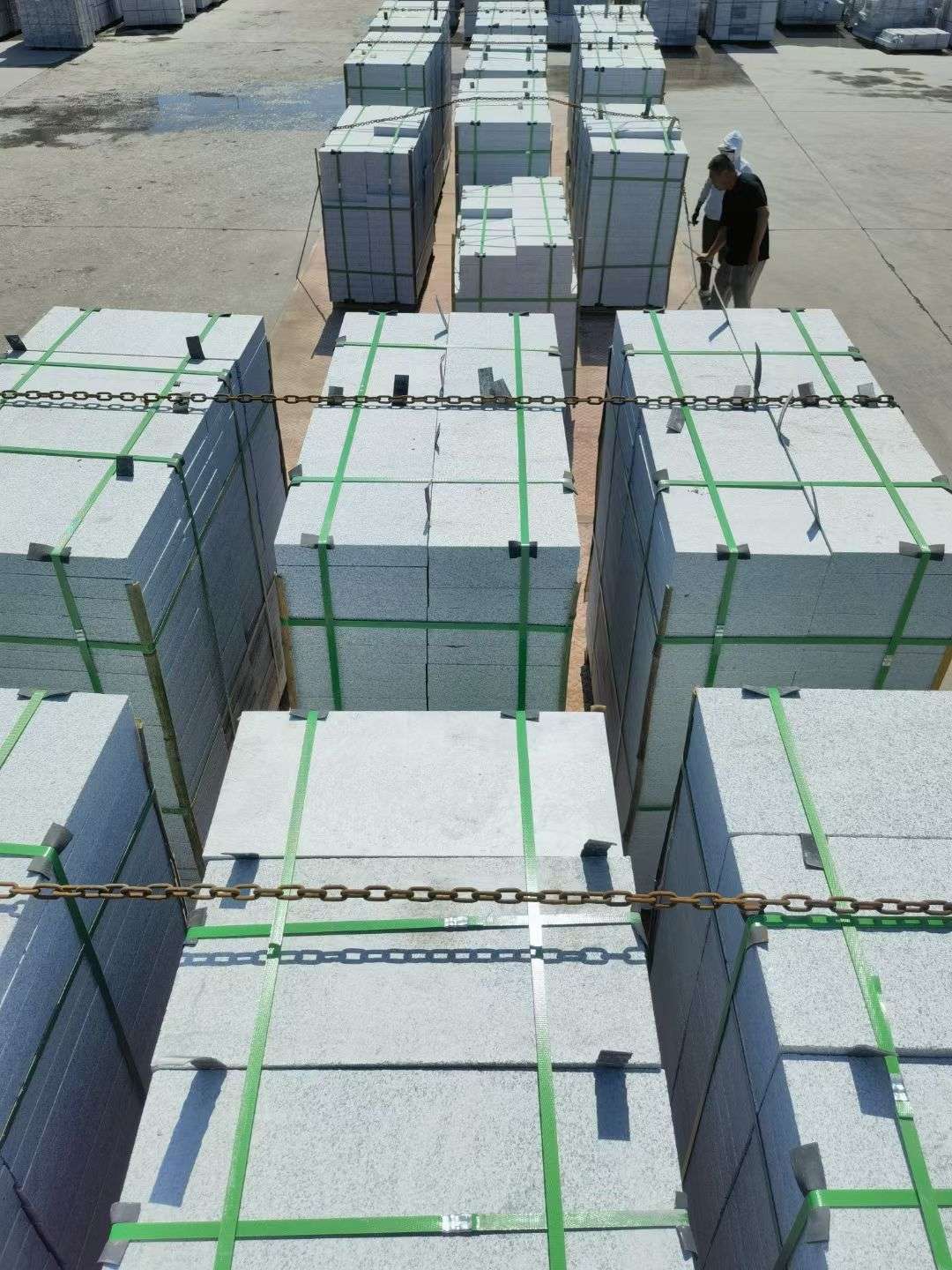 威海 芝麻白花岗岩5公分地铺石 花岗岩厂家工厂装车日常