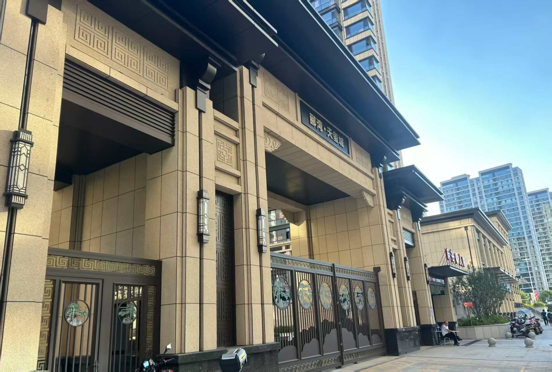 威海 黄金麻花岗岩荔枝面小区门楼外墙干挂