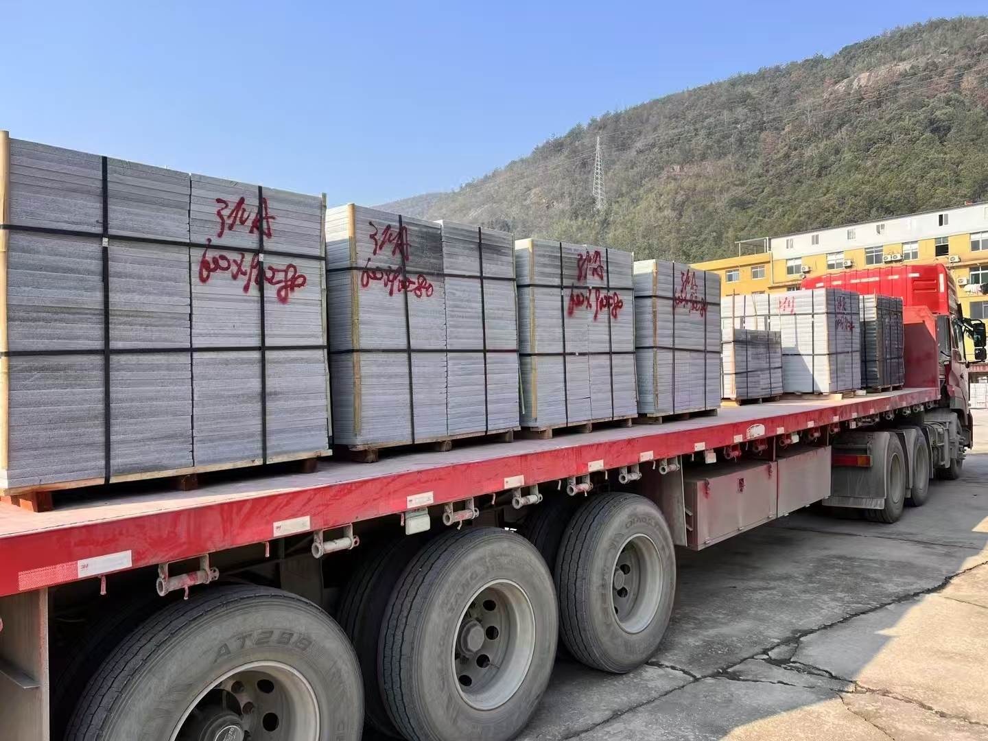 威海 芝麻灰地铺石出货日常