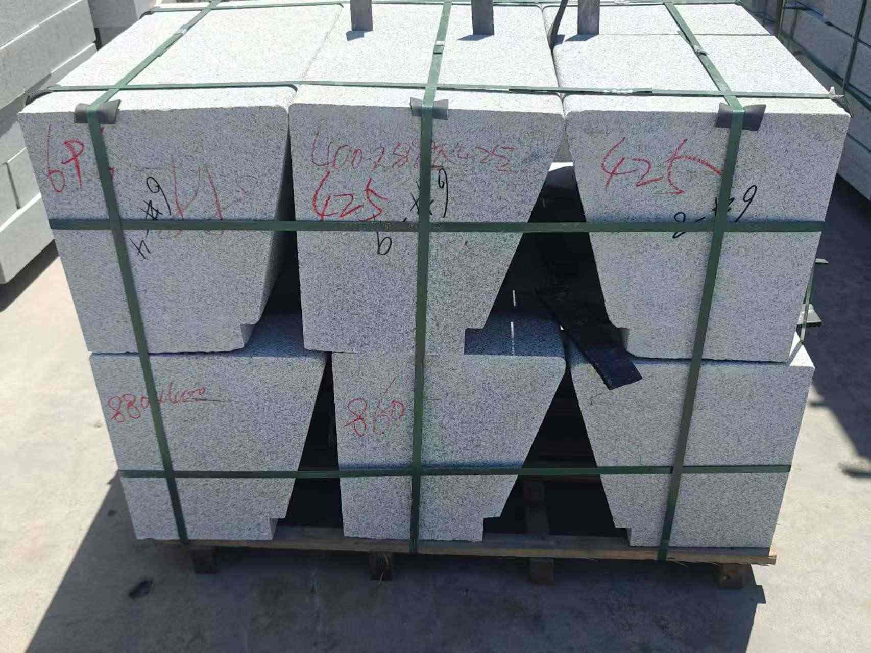 威海 芝麻白异形坐凳，石凳