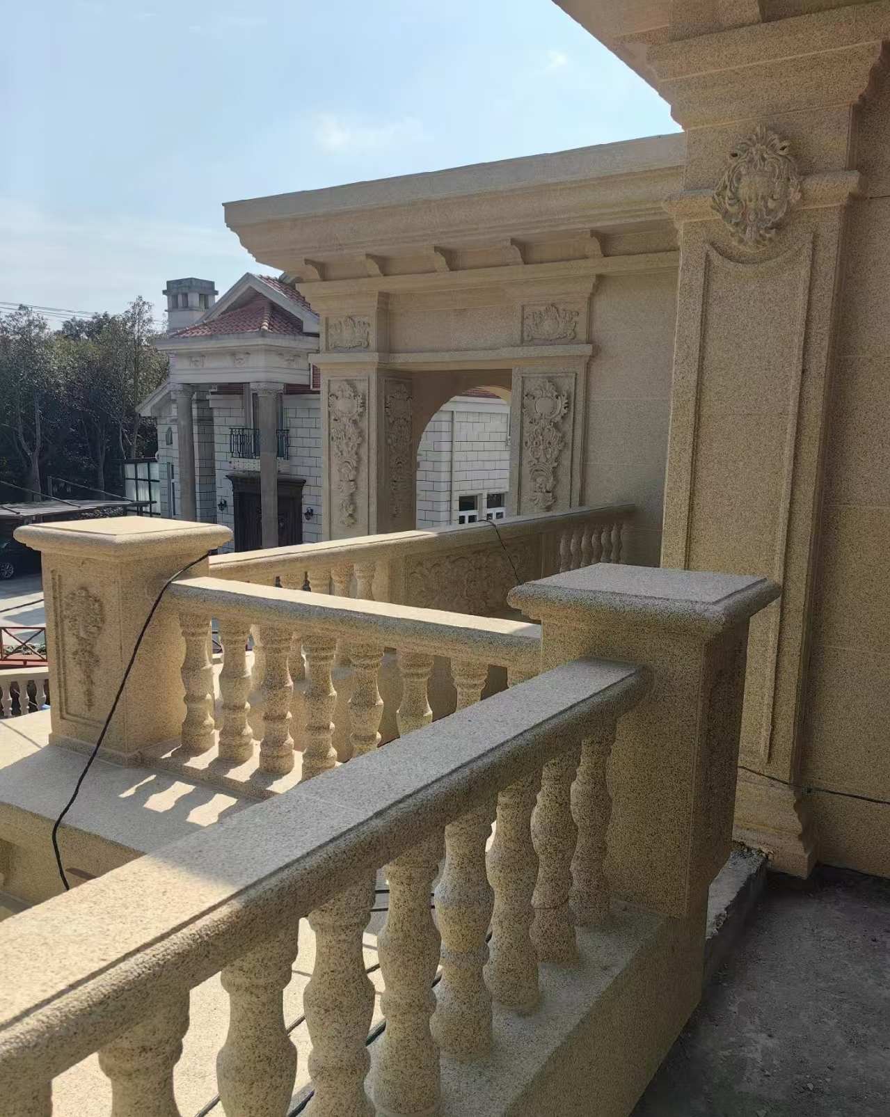 威海 黄金麻别墅外墙干挂雕花配合阳台栏杆花瓶柱