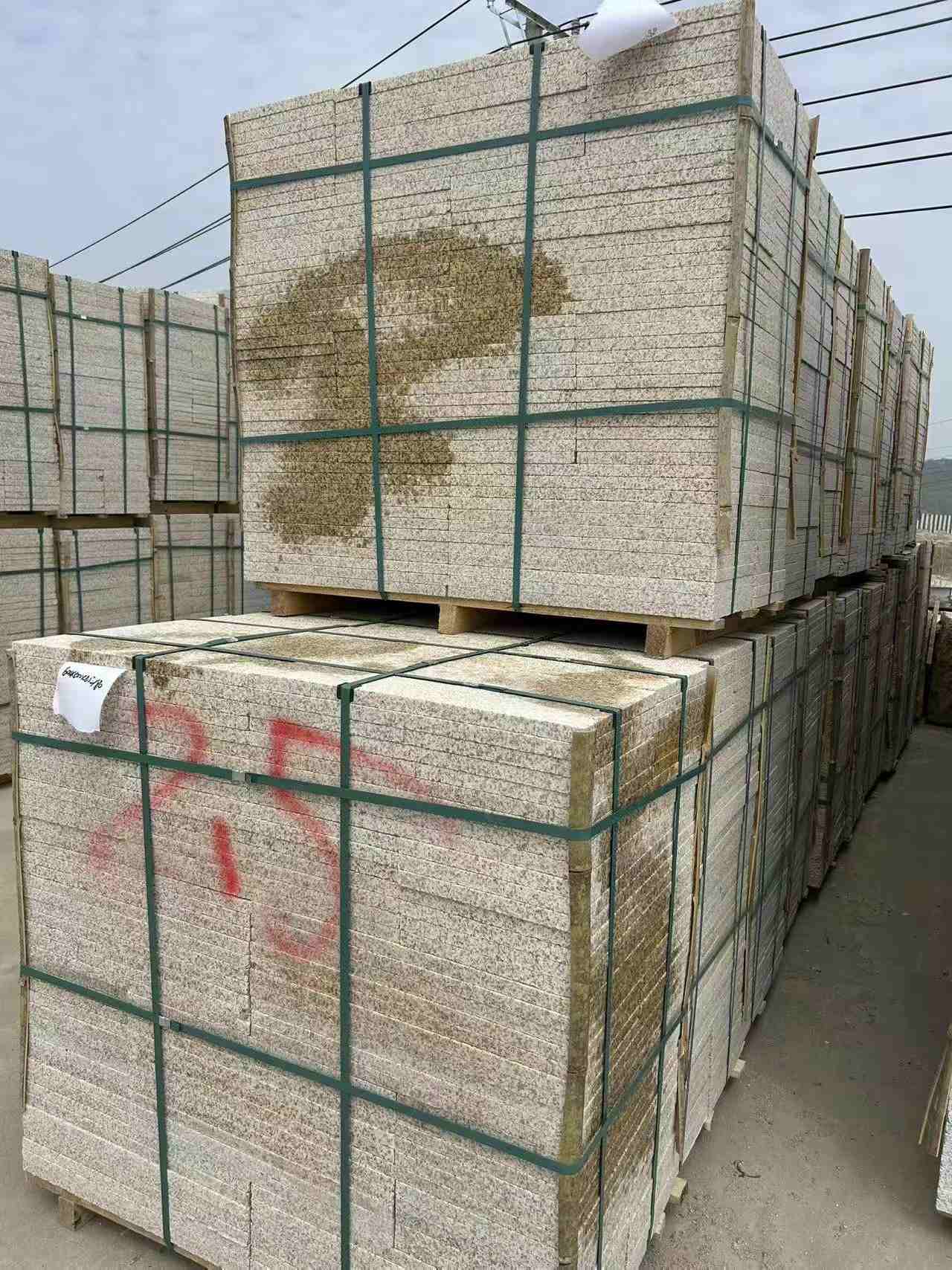 威海 黄金麻花岗岩石材荔枝面地铺石2.5*300*600