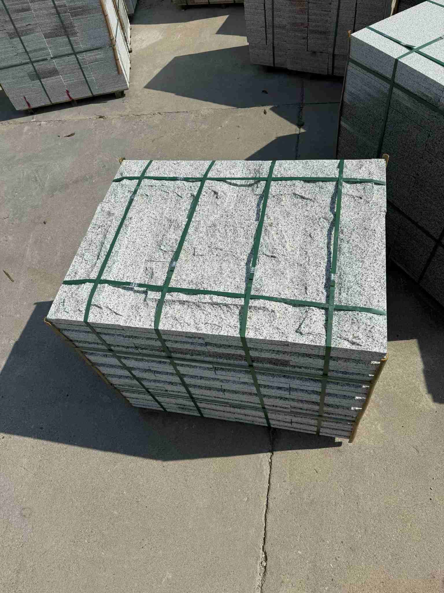 威海 白麻花岗岩石材自然面蘑菇石成品