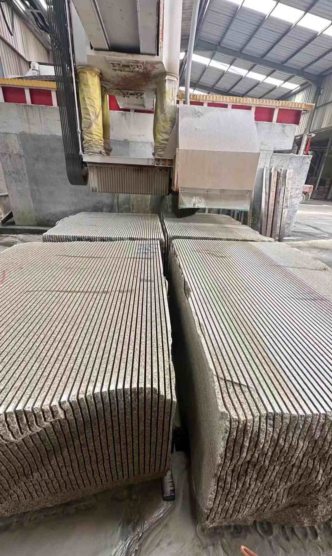 威海 车间生产日常，黄金麻白麻花岗岩