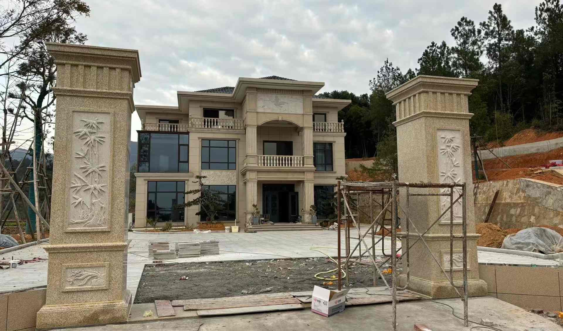 威海 黄金麻花岗岩别墅雕花外墙干挂配上门口雕花罗马柱