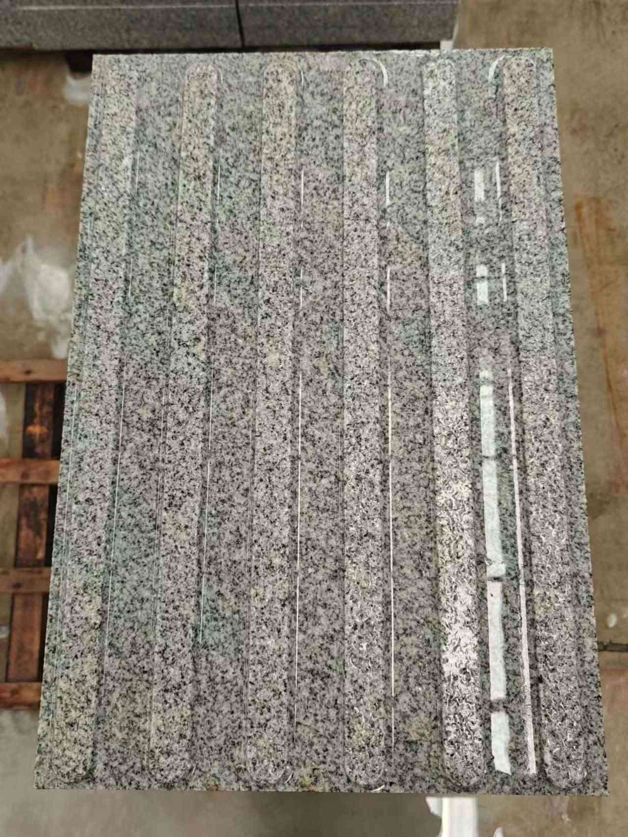 威海 芝麻白花岗岩荔枝面雕刻盲道，盲条